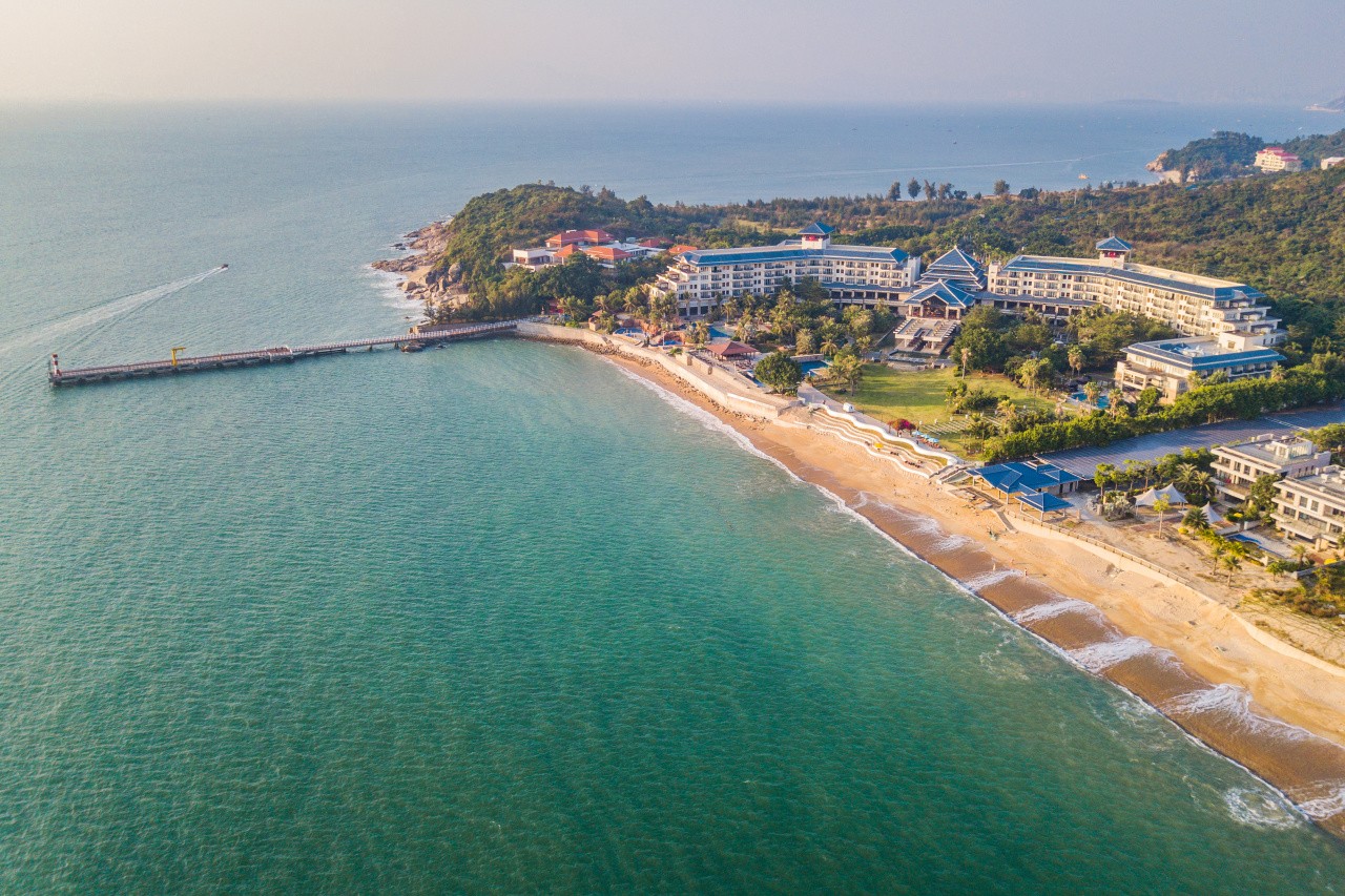 【9-10月专场·三天两晚连住美食套餐】1288元抢惠州金海湾喜来登度假酒店-豪华山景房！享2大1小自助早餐+入住首晚2大1小晚餐+大堂吧饮品2杯+大堂吧下午茶1套，畅游室内外泳池