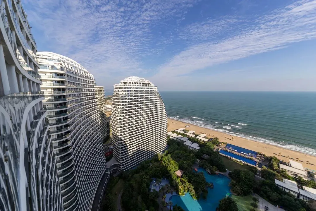 【惠州双月湾】¥499元入住双月湾海诗酒店2号楼高级正海景房1间2晚或2间1晚+双人简早+享私家阳台泡池观海+畅玩檀悦铂金沙滩！边泡水边看大海、打卡双月湾观景台！