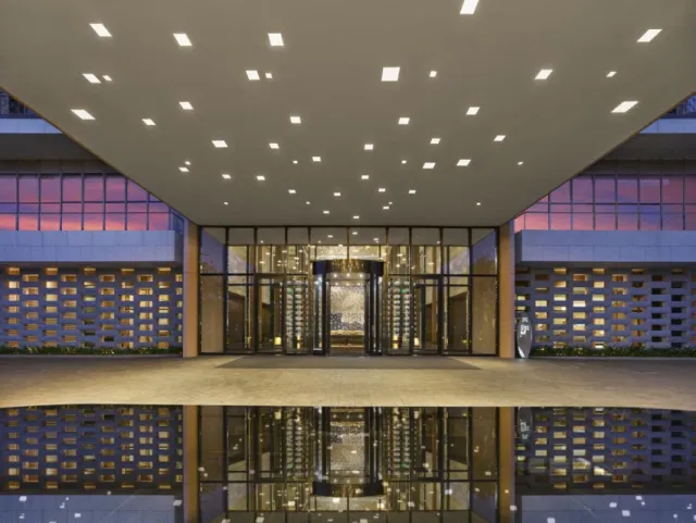 【珠海横琴悦椿酒店】768=绿蕴大床房+300 元无门槛店内消费券 +悦趣活动体验+288 元水疗代金券+大堂吧要饮 20 元优惠券 2 张+长隆海洋王国往返穿梭巴士
