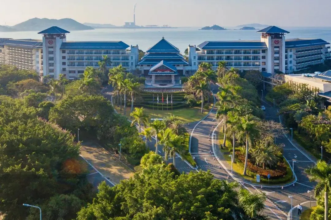 【金海湾喜来登 | 套票3选1】¥688住豪华山景房+自助早餐+高温汤泉+室内外泳池+套票3选1（帆船出海/皮划艇体验+沙滩车/营地游玩），专享沙滩+儿童乐园+网红栈道~