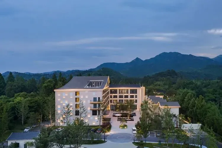 暑假不加价【安吉美程度假酒店+引龙峡漂流】¥1099住园景房2晚连住+双早+儿童俱乐部+阳光海岸游泳池等，未预约随时退！