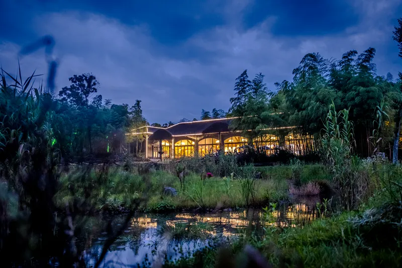 【湖州长颈鹿庄园酒店+长颈鹿庄园景区门票】￥1099起享林景大/双床房+2大1小自助早餐+萌宠乐园门票+竹林滑道+草坪篝火晚会！