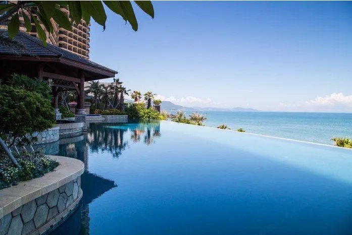 【惠州双月湾】早餐+双人海鲜美食晚餐，399元住双月湾宝安虹海湾酒店180度地中海豪华海景 大/双 ，下楼就是海边~