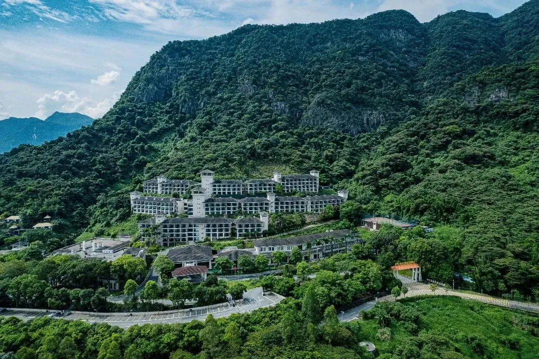 周末不加价，488元住广州金叶子温泉度假酒店主楼高级园景房，双早+温泉+水上乐园+万国小镇水果自助