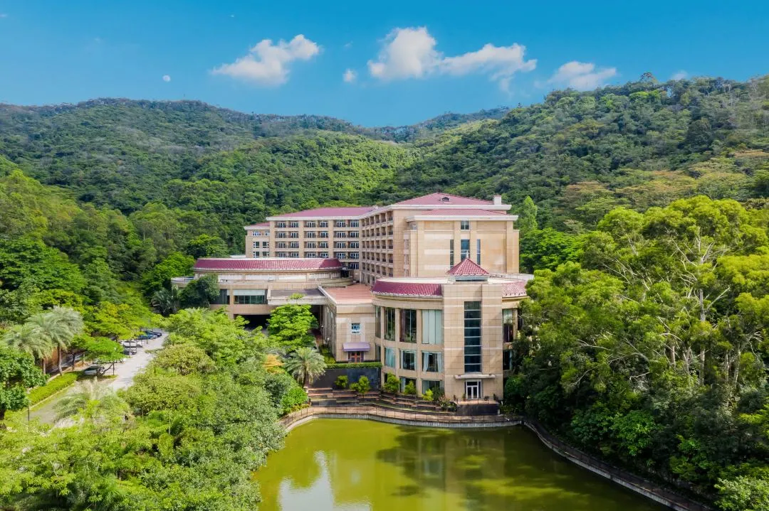 东莞吸氧秘境！端午1口价！【东莞长安莲花山庄酒店】599元=豪华房+2大1小自助早餐+自助晚餐+畅游室内外游泳池~