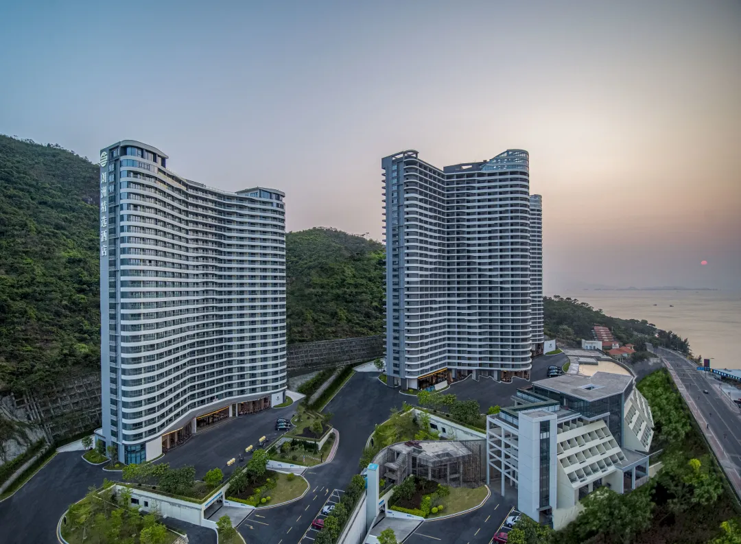 周六1口价【惠州巽寮湾-4星】599元秒杀臻庭酒店伴海大/双床房+2大2小自助早餐+海鲜自助晚餐+儿童乐园+免费停车，自助洗衣房~！超值套餐，抓紧囤！