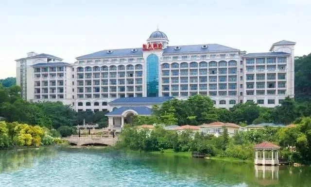 端午专场-地铁直达！【广州增城恒大酒店】￥568抢豪华园景双床房1间1晚+2大1小西式营养早餐+自助晚餐+栖汐农场游乐套票+室内充气城堡+泳池~+六一拾春游园会(欢乐套圈、开心滚滚乐、趣味投壶)