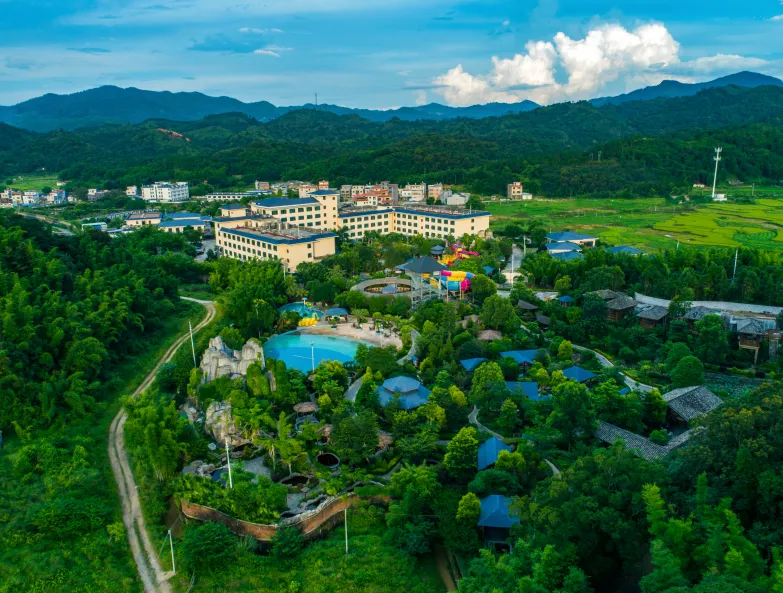 【618特惠·连住套票】苏打泉里过客家夏天~¥699河源叶园温泉酒店-豪华双床2间，含2大2小无限次温泉+泳池+水上乐园+早餐，畅玩儿童乐园