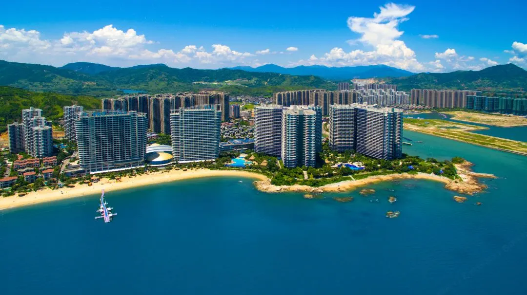 【惠州碧桂园十里银滩酒店】早餐+晚餐，599元180°一线海景房，精美旅拍+无边际泳池