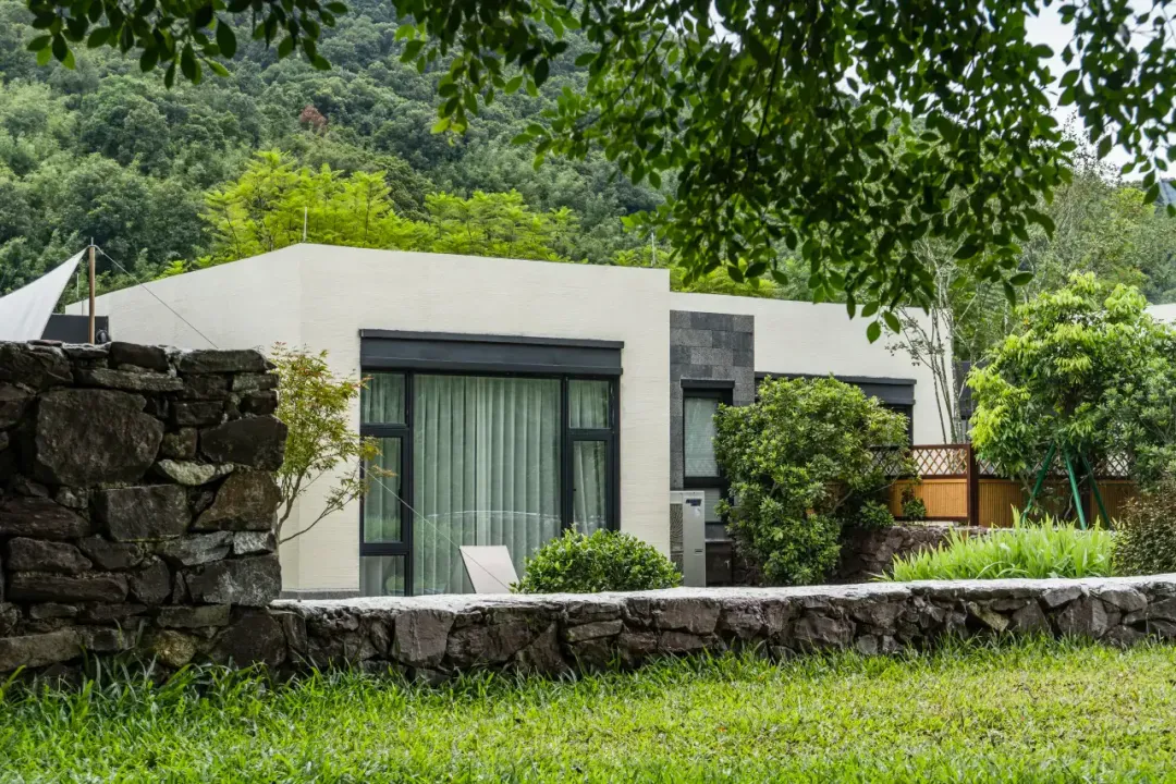 【肇庆│翡翠湾白天鹅温泉度假酒店】2199元住竹巷山景2房私汤别墅+早餐+温泉泡池+无边际泳池+欢迎水果+双人皮划艇+自行车+采摘