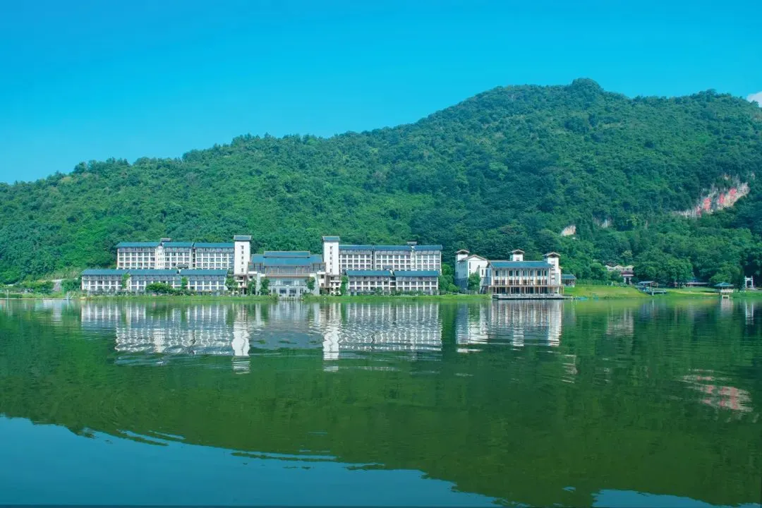 1099元住宝晶宫天鹅湖温泉酒店水上船屋亲子房，含早餐+温泉+儿童乐园+水世界