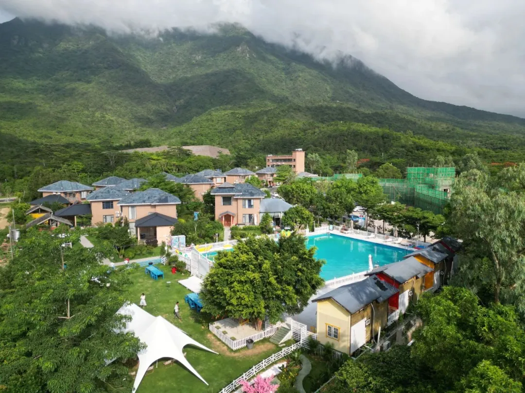 深圳丹枫凯丽度假村，¥499住2天1晚山景房含早+网红泳池+萌宠互动+露天吧打卡，免费参观国家地质博物馆、湿地公园、七娘山！