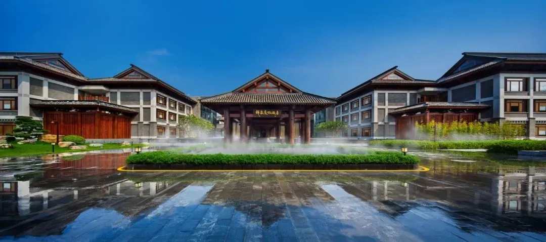 618两晚钜惠！禅风温泉×泳池假日~¥1999住云浮新兴禅泉度假酒店-豪华客房2间，泡硫磺温泉，享禅修项目5选1，含2大1小自助早餐，畅游室内外泳池！