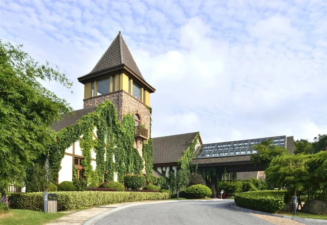【沐隐·安吉高尔夫度假别墅】¥599住二居室叠墅含早+大草坪户外梦幻岛儿童乐园，藏在青山绿水间的“梦幻城堡”！
