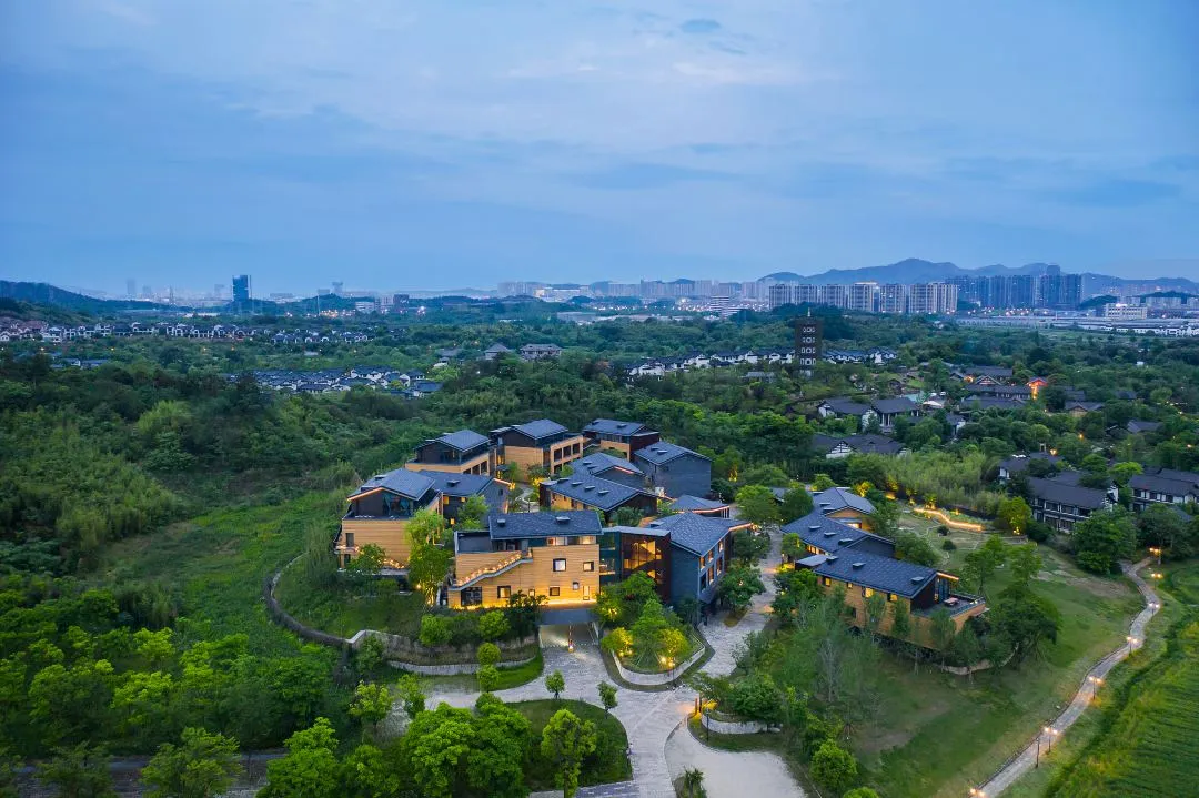 德清【莫干溪谷度假酒店1晚】¥599住悦影/鹿林田园房/乐园意境亲子房3选1+含早+山谷小火车观光+一亩田景观下午茶，江浙沪周边一站式遛娃！