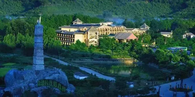 暑期预售-双早双晚【森波拉森林酒店】899元=主楼豪华房+2人自助早餐+晚餐+冰川水谷门票+无限次森波拉奇妙世界观光+每张房卡100游乐金+萌宠乐园（观赏小动物）+侏罗纪乐园（恐龙乐园）