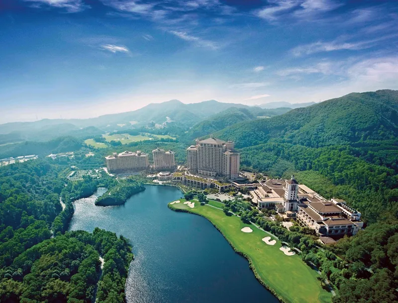 【东莞观澜湖酒店】1288元住豪华山景房，含2大1小自助早餐+自助晚餐+马术或保龄球+鲁冰雪世界2小时娱雪体验+泳池