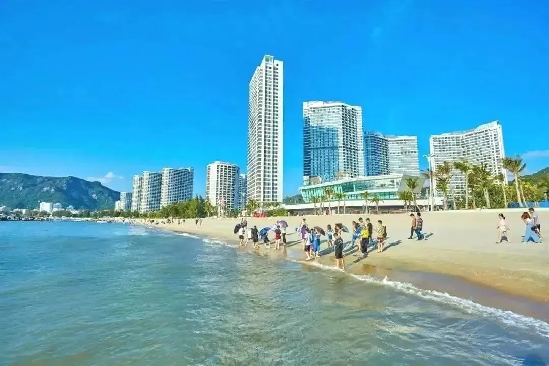 【惠州巽寮湾·四钻融玺度假酒店】348元抢海世界融玺度假酒店园林房+2大1小自助早餐+无边际泳池+沙滩畅玩+赶海公园+篮球场+风情街+免费停车，+50元升级日照揽海-海景房！