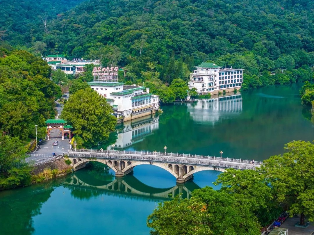 只卖3天，广东温泉宾馆，¥618住翠溪山景双人房/兰苑山谷双人房（二选一）+自助早餐+兰苑露天温泉+温泉泳馆，游玩从化温泉流溪河畔！