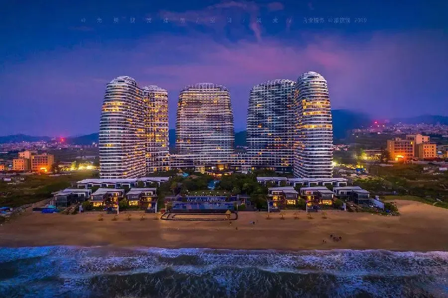 【暑假狂欢】¥699元抢购双月湾海诗酒店正海景房1间2晚或2间1晚，含营养早餐1份+阳台泡池1池水+海鲜菜品