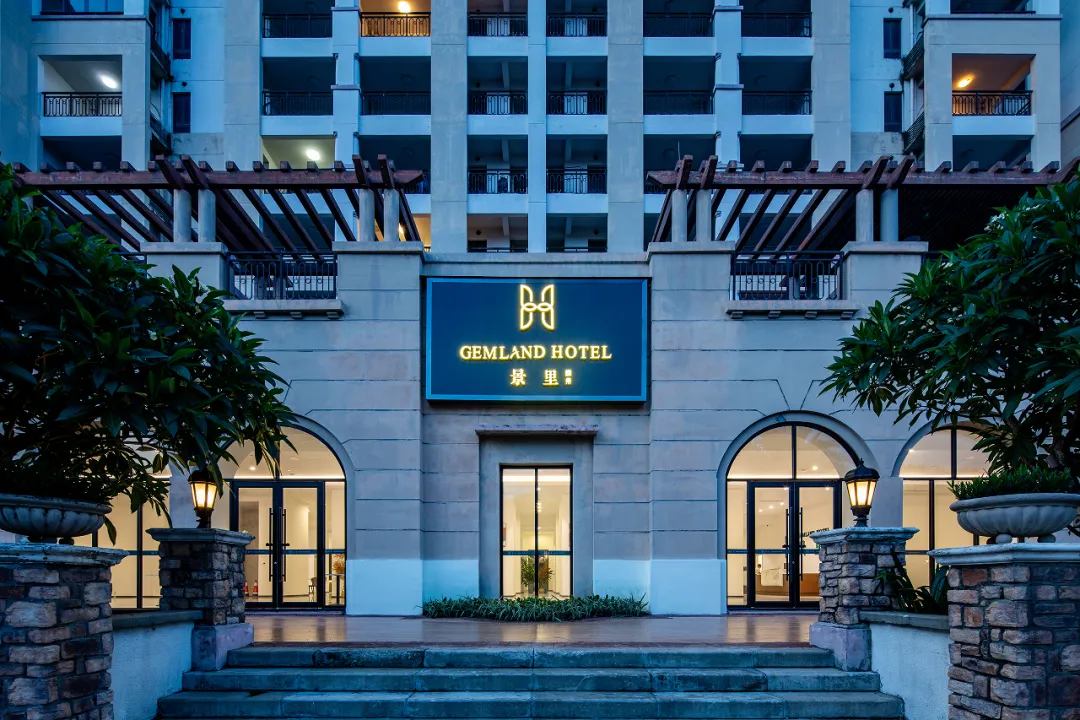 暑期专场【惠州市双月湾景里酒店】268=西班牙风情·正海景房，每间房含独立阳台+浴缸+超大落地窗观景，免费游玩西班牙小镇+沙滩~