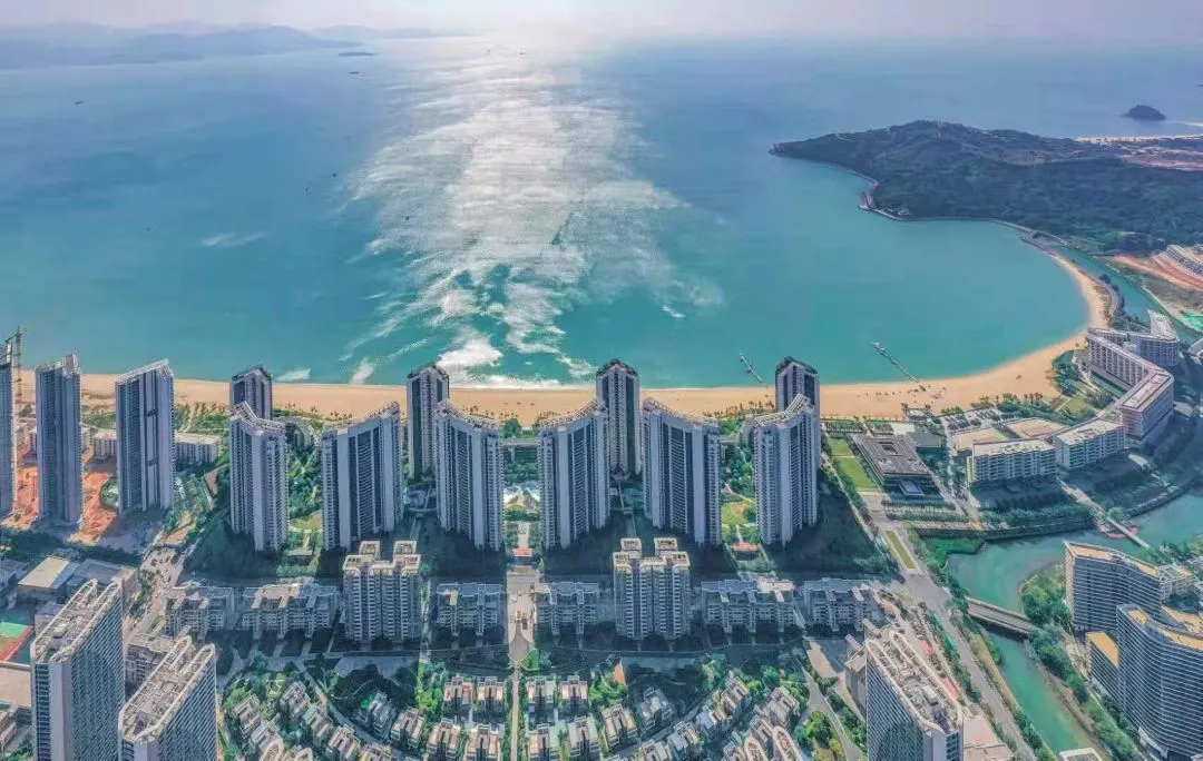 暑期专场【惠州小径湾-华庭海悦酒店】699元=海景2房1厅，带有超大阳台！听着海浪涛涛，吃着鲜甜的海鲜，打卡超干净的玻璃海~