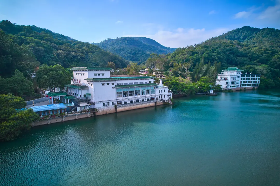 【广东温泉宾馆+自助晚餐】¥1480住湖滨铂金温泉河景房+自助早餐+入户温泉泡池+兰苑露天温泉+溯溪亲子游！