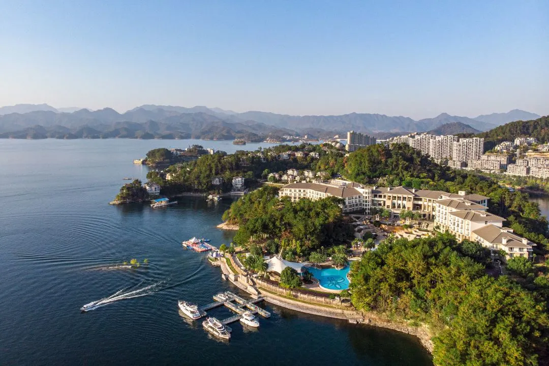 【杭州千岛湖开元度假村+千岛湖九龙溪漂流】¥618住观湖景房+自助早餐，度假村欢乐水寨+森森运动场畅玩+萌宠乐园+泳池！