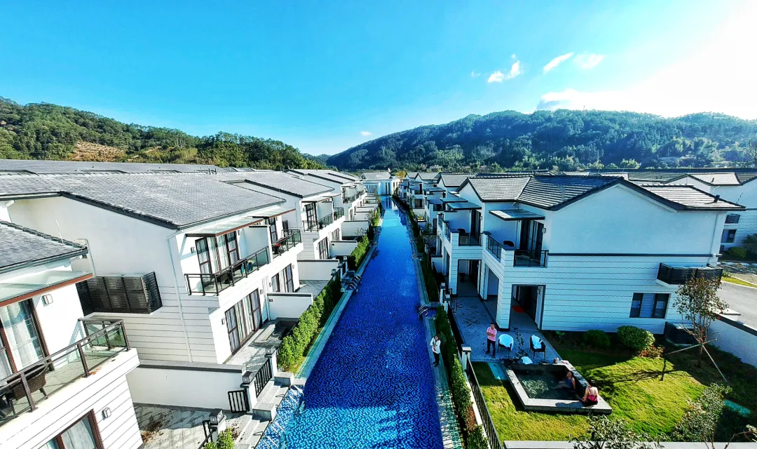 避暑来丰源~【一站式吃喝玩】~¥2288丹霞丰源温泉酒店-亲水三房别墅，6大3小享美味晚餐/全天自助餐、威尼斯泳道、水上娱乐+硫磺&苏打双温泉