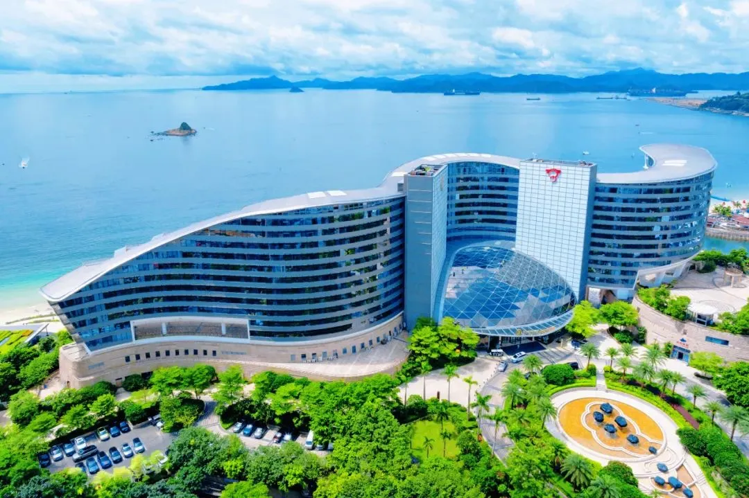 【深圳大梅沙京基洲际度假酒店】1699元住主楼豪华海景房，早餐+出海观光+室内外泳池+旅拍+火舞表演~