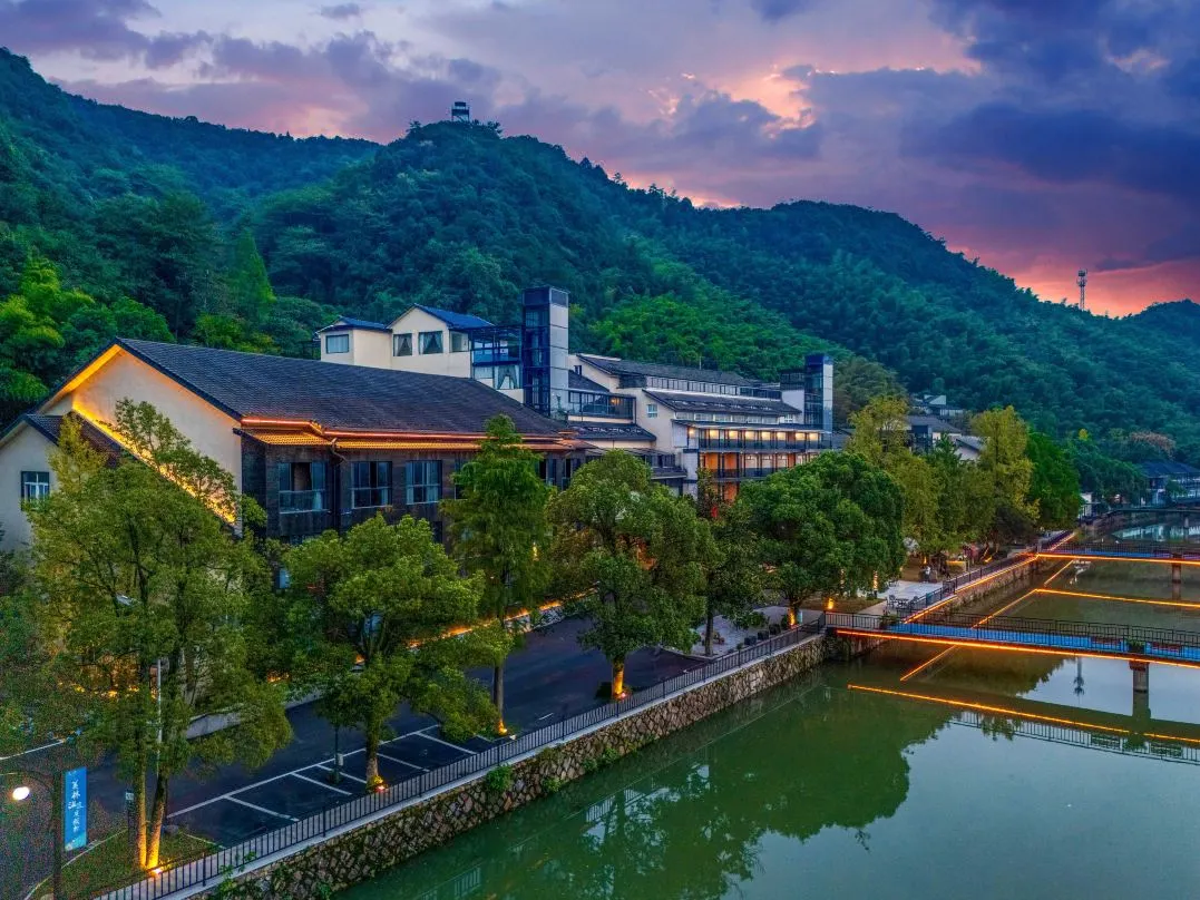 【安吉美林度假村+双人藏龙百瀑漂流/景区任选】¥899住基础房1间2晚或2间1晚，打卡余村+早餐+登高灵峰山！