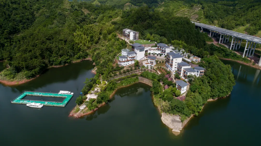 周末不加价买1送1【千岛湖牧水湾度假酒店2晚+游艇观光】¥1199入住高级湖景房（1间2晚或者2间1晚）含营养早餐+儿童乐园等，未预约随时退！
