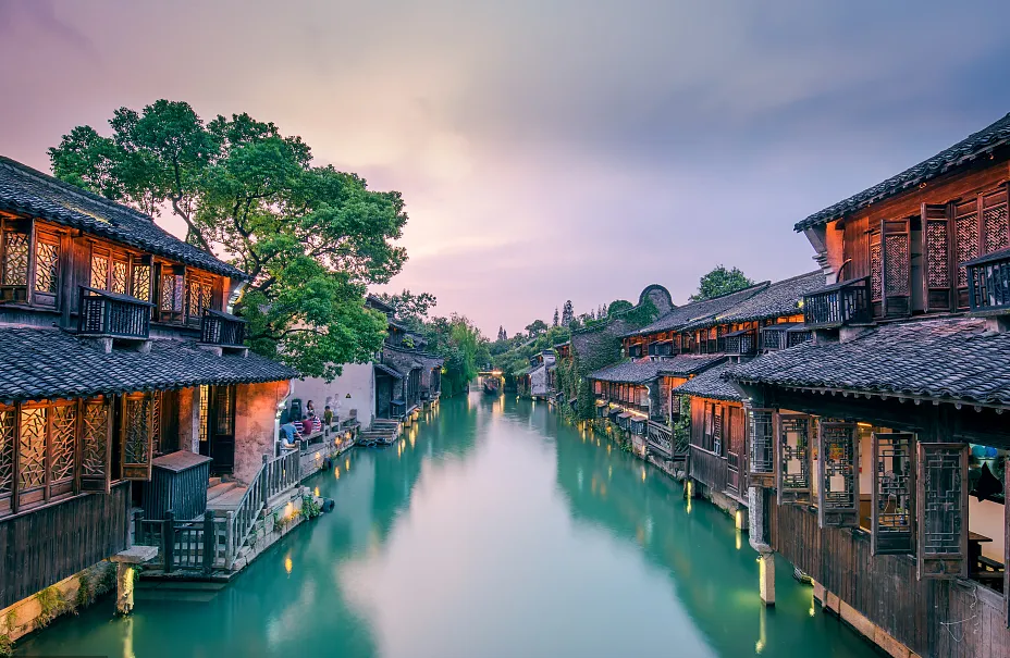 暑假不加价【乌镇黄金水岸君澜度假酒店+中餐或晚餐】¥698住豪华双床/豪华大床1间2晚或2间1晚，享枕水时光早餐、儿童乐园，毗邻乌镇西栅！
