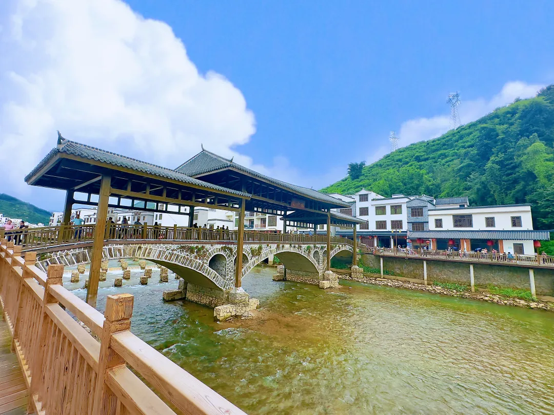 【趣玩山水双合】568畅游信宜山水双合景区，住信宜花涧度假酒店，含2大1小自助早餐+山水双合景区&李花谷景区门票，加赠游船门票，体验岭南山水乡村特色之旅~