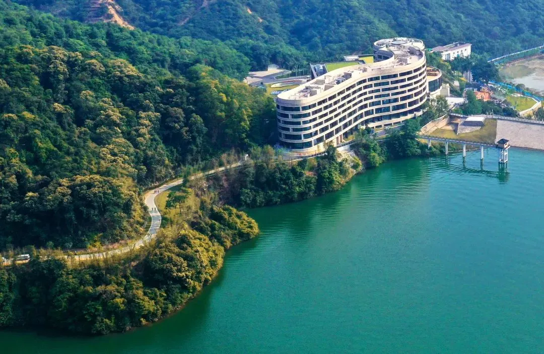 【广州黄埔君澜酒店】696元住轻舟湖景/云山房，含早餐+双人桨板/皮划艇+澜星乐园+泳池+Mini吧首轮免费