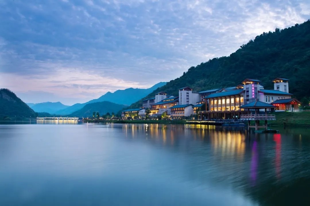 【英德宝晶宫天鹅湖温泉酒店】早餐+温泉+水世界，¥599住园景房，天鹅堡无动力乐园+入园门票（不含溶洞）+免费垂钓（渔具自备，鱼可带走限制10斤内）