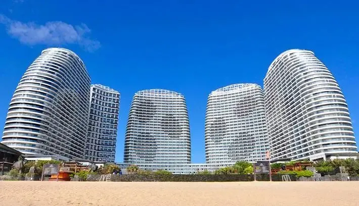 【暑假专场】高端海边度假，打卡壮美泳池群！￥699双月湾檀悦豪生-雅致海景双床房，含2大1小自助早餐+水上乐园+私享沙滩，打卡无边际泳池+儿童乐园