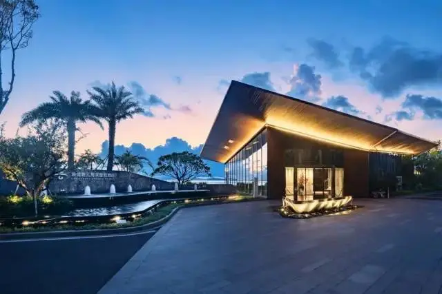 【深圳南澳】送帆船出海+网红旅拍/泳池+自助早餐、999元入住浪骑瞻云海滨度假酒店高级海景房+户外无边泳池+免费迷你吧+儿童乐园等~
