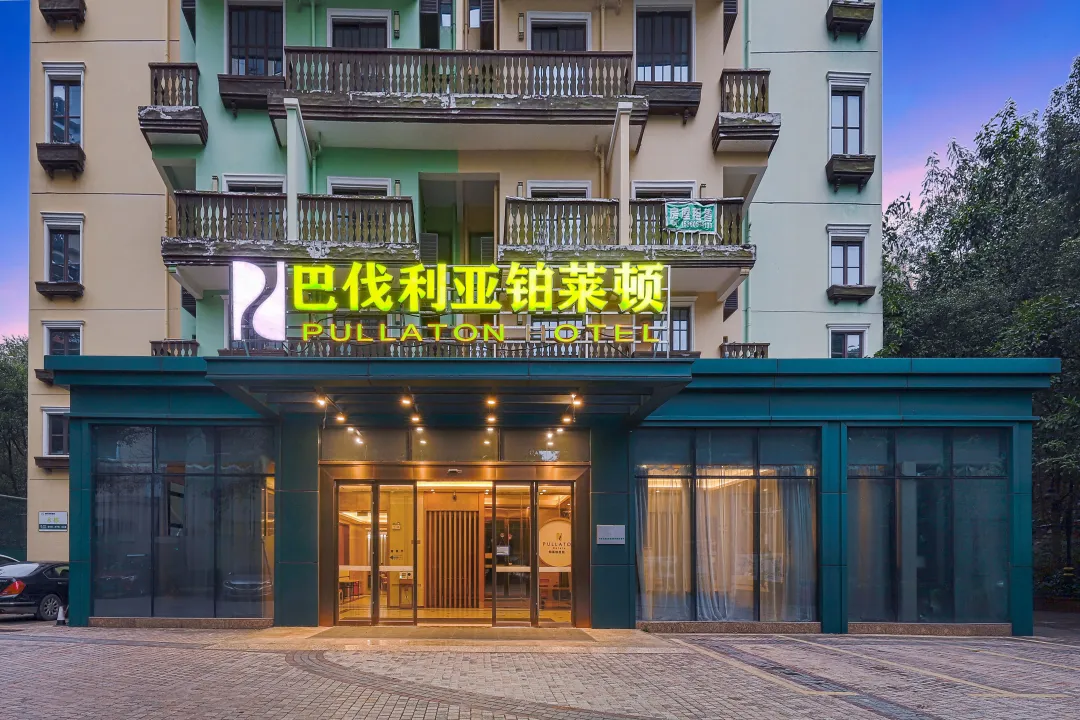 【河源·巴伐利亚】周末不加价，￥199秒杀铂莱顿酒店高级客房2大2小亲子套餐：含2大2小自助早餐+巴伐水上乐园+福源寺祈福+夜赏莱茵河畔璀璨灯光秀，畅玩巴伐利亚庄园异域风情小镇！