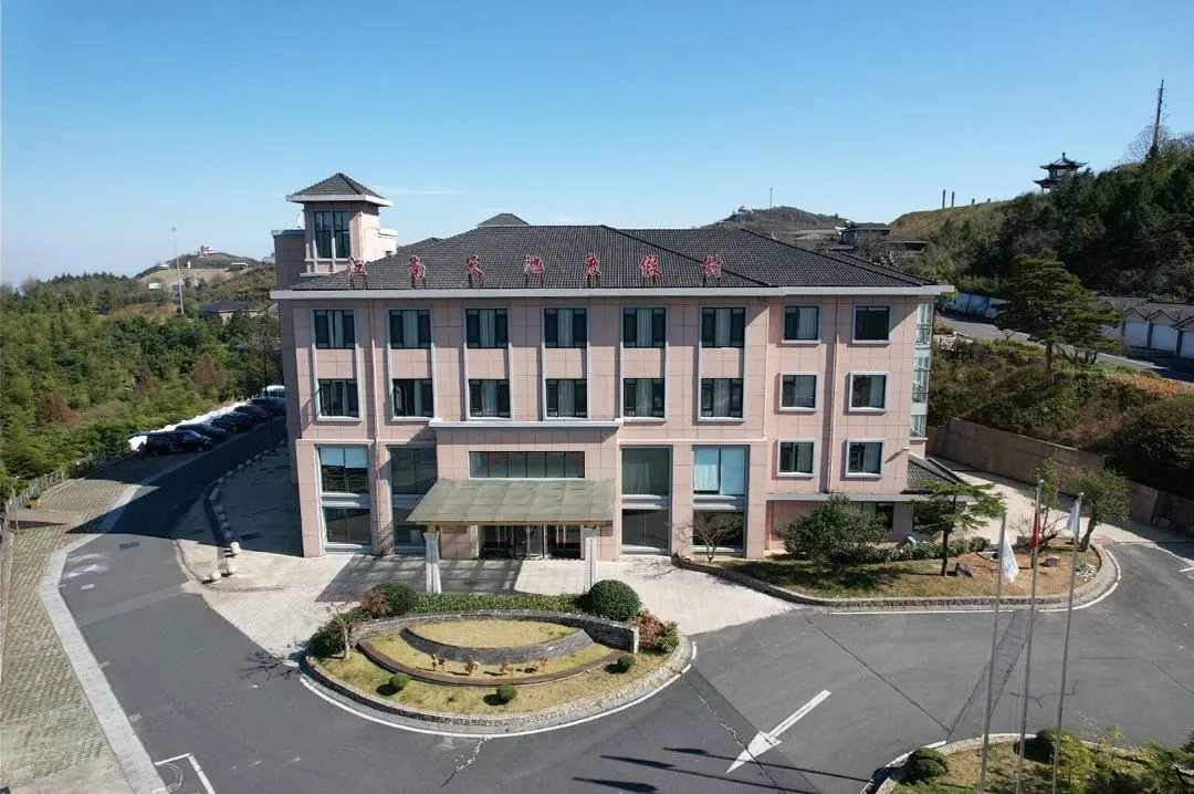 周末不加价【安吉江南天池酒店】￥499住大床房+双景区 长谷洞天+江南天池+含早，环湖小火车+夜晚观星天文台+水库游研学+日落打卡点+玫瑰园音乐会 VIP 座席！