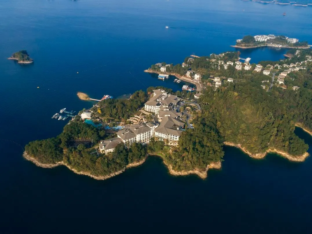买一送一【杭州千岛湖开元度假村+自助晚餐】¥1998住观湖景房1间2晚或2间1晚+自助早餐+幻想岛+千屿工坊鱼拓体验+泳池+欢乐水寨+森森运动场畅玩！