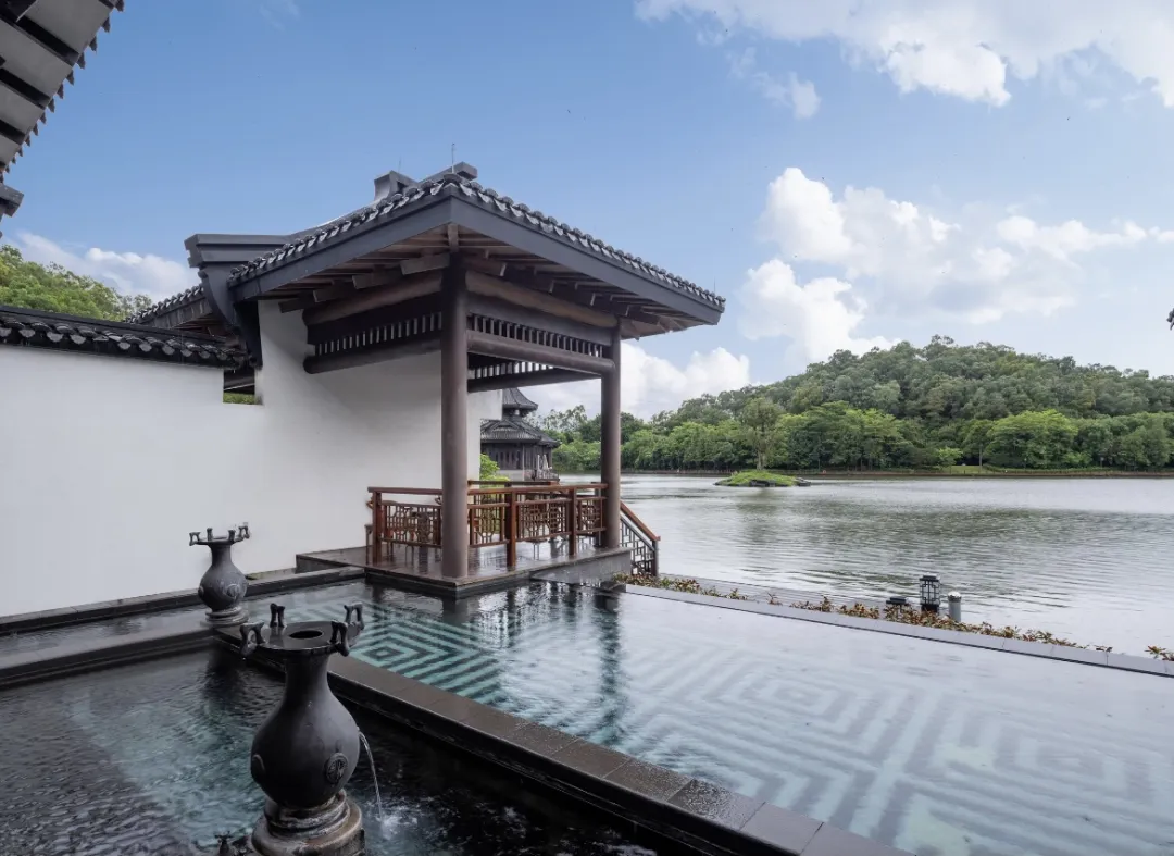 【惠州】畅游私家泳池/温泉+龙珠湖游船+自助早餐+别墅垂钓+瀑布泳池、2699元入住惠州中海汤泉酒店6号观湖别墅1栋1晚，额外赠送陶艺体验+汉服体验！
