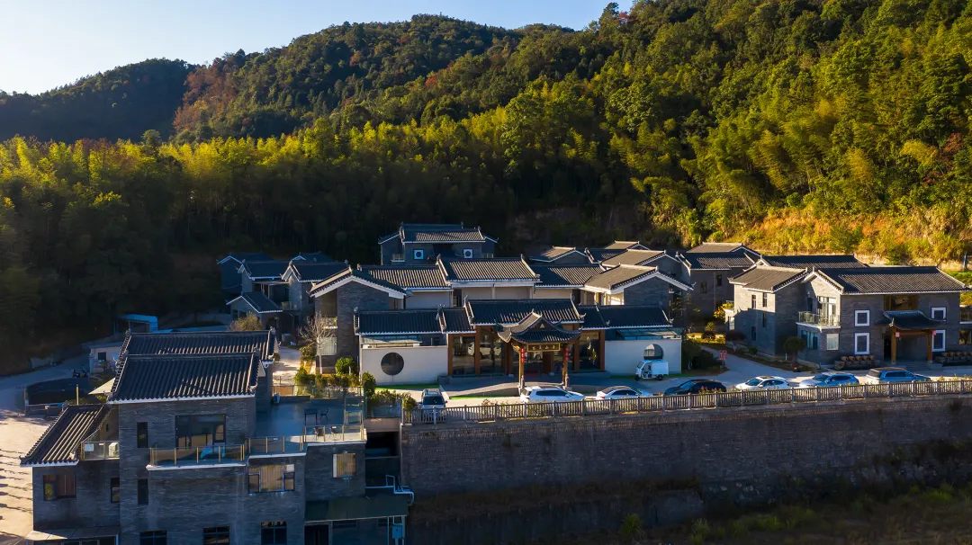 超值买一送一！周六/暑假不加收！玩山泉水泳池！799抢住韶关大风门旅游度假村-独立花园帐篷房或合院私汤泡池房，畅游高颜值露营区！含2大2小早餐+景区门票