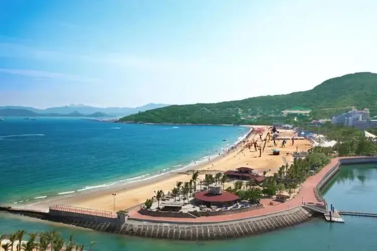 【深圳大梅沙湾游艇度假酒店】早餐+出海派对艇，699元住酒店日落山景房+房间迷你吧饮品+沙滩游玩