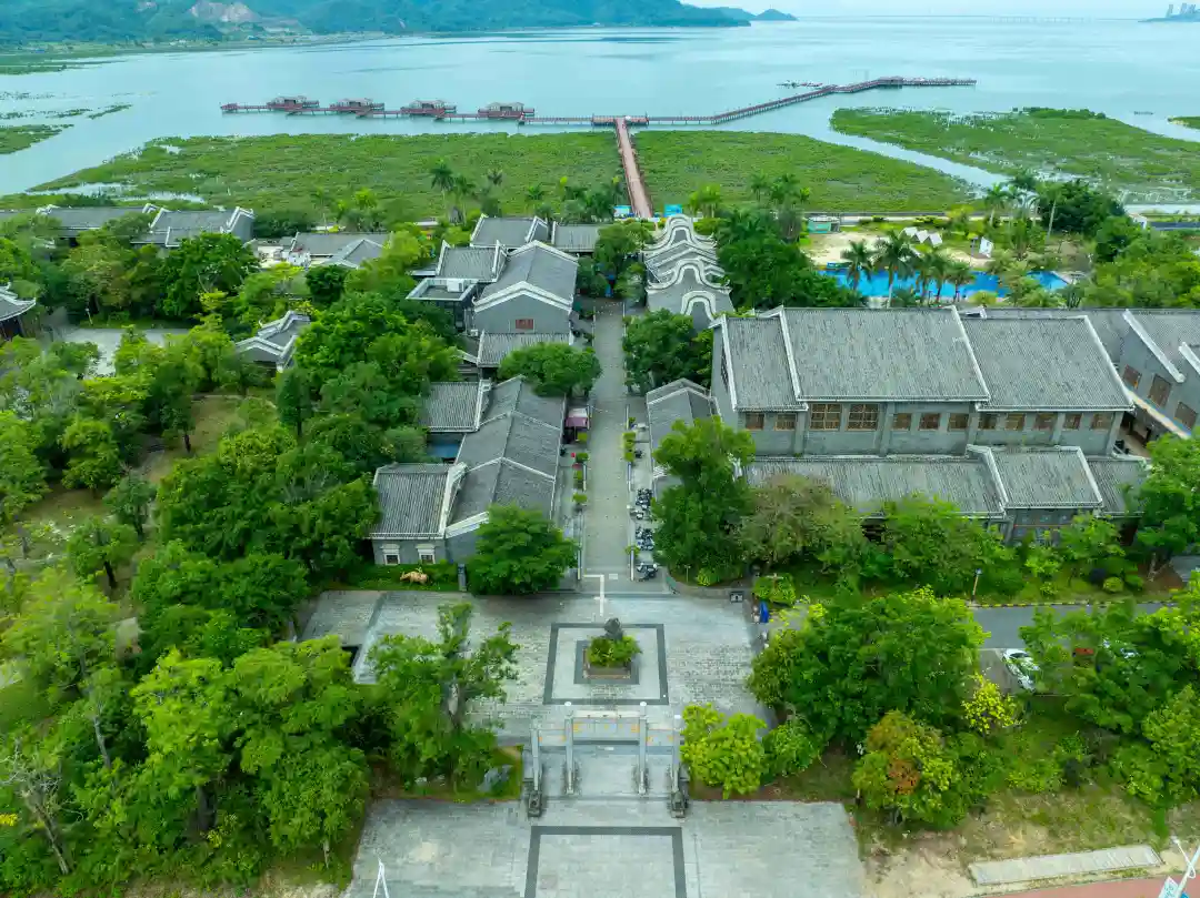 醉美海湾，舌尖冲浪～【美食套票】¥499惠东富力湾麗轩度假酒店-雅致海景房，享2大1小早餐+家庭晚餐+水上乐园+无边海景泳池，打卡古村落、海上栈道