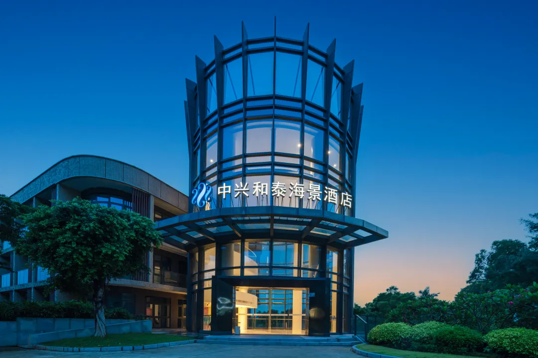 国庆不加价【深圳大梅沙中兴和泰海景酒店+海鲜自助晚餐】699元住豪华山景房+自助早餐，享儿童淘气堡乐园+无边际泳池~约5分钟车程到海边，畅游大梅沙沙滩！