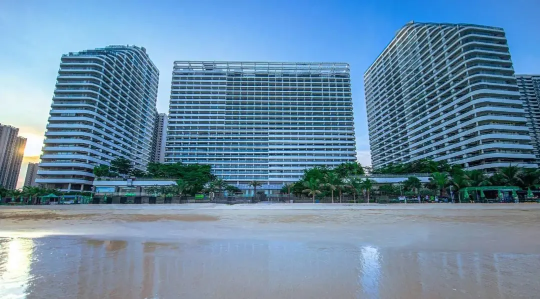 【大亚湾粤廷酒店】国庆可用~268元抢一线侧海景房+自助早餐~楼下就是沙滩，位置好，性价比高，来这里，享受沙滩体验乐趣，实现海边度假生活~