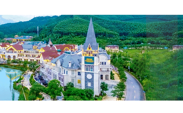 国庆1口价￥598元可享【佛山美的鹭湖岭南东方酒店】山景房+双人自助早餐+双人自助晚餐+双人无限次汤谷or双人无限次鹭湖水世界，加收60元可升级汤谷和水世界