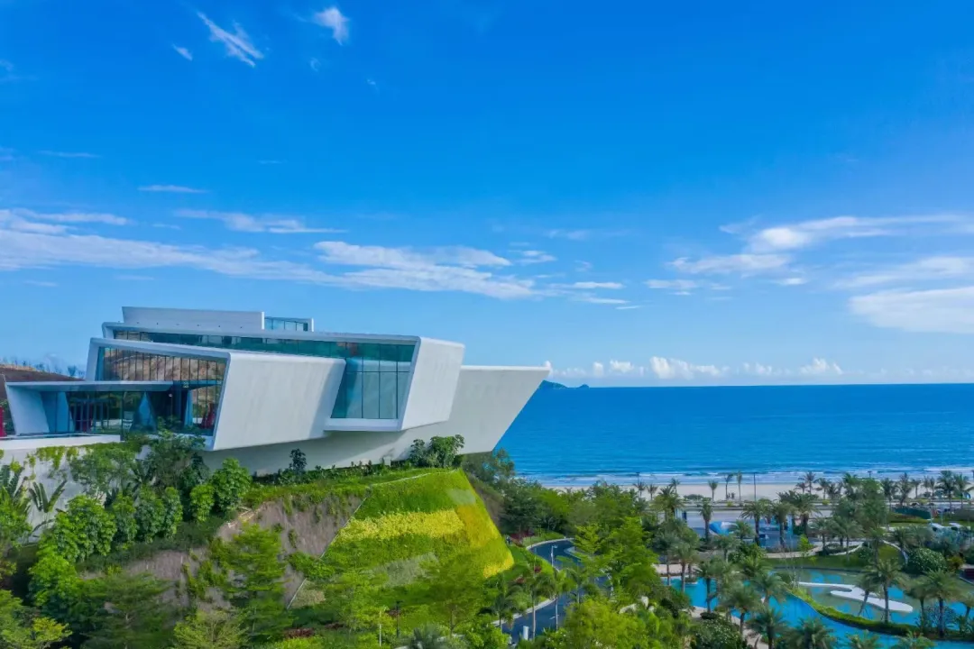 【双月湾·泰丽云顶度假酒店】￥499抢住拾贝时光海景双床房，享2大2小自助早餐+旅拍，打卡悬崖泳池+一滴水图书馆！