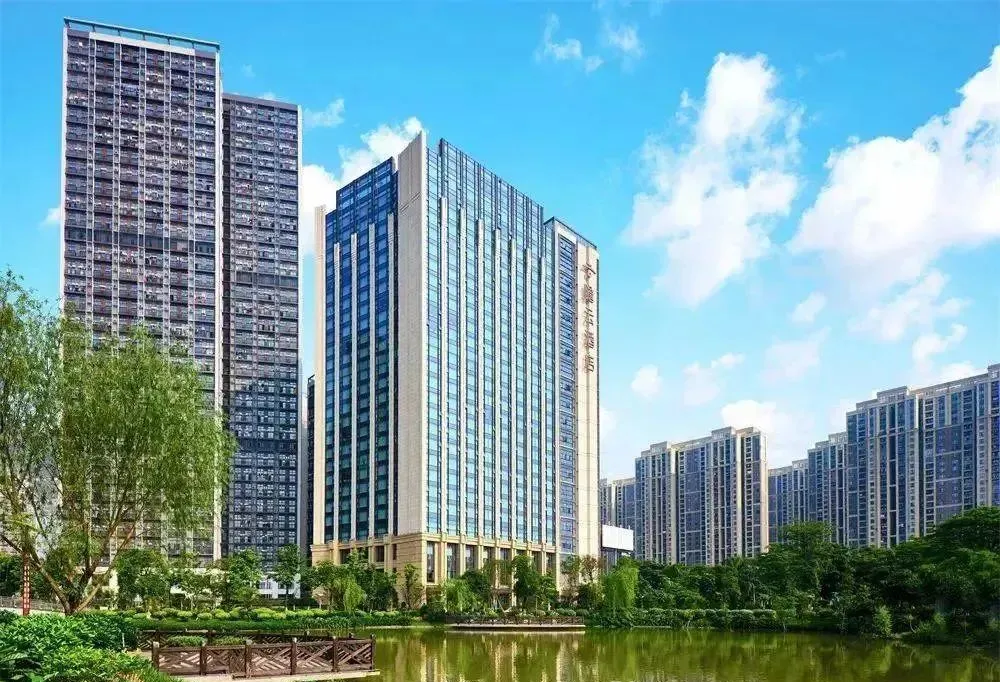 周末不加价【佛山】享海鲜自助晚餐+自助早餐、599元住佛山南海瞻云酒店高级大/双床房，入住宠物友好型酒店，这个假期来佛山打卡千灯湖+祖庙+南风古灶~